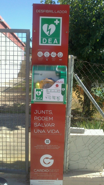 Desfibril·lador instal·lat a l'exterior del Pavelló Municipal de Bàsquet