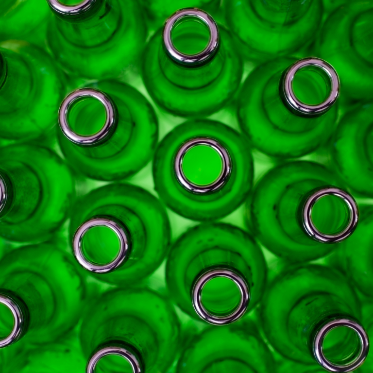 Imatge d'ampolles de color verd vistes des de dalt