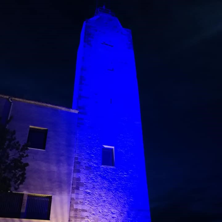 Torre del rellotge il·luminada de blau