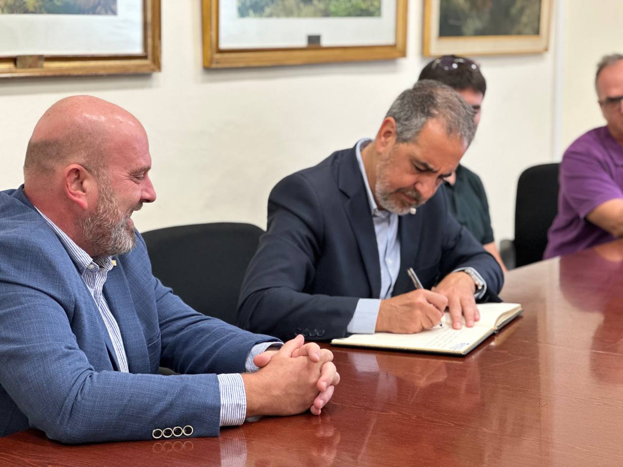 El Delegat del Govern a Barcelona, Joan Borràs, signa el llibre d'honor de l'Ajuntament d'Olesa