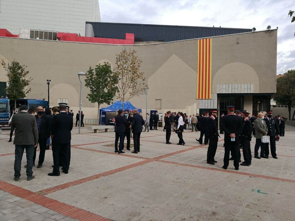 Assistents dels mossos d'Esquadra i familiars davant el Teatre la Passió