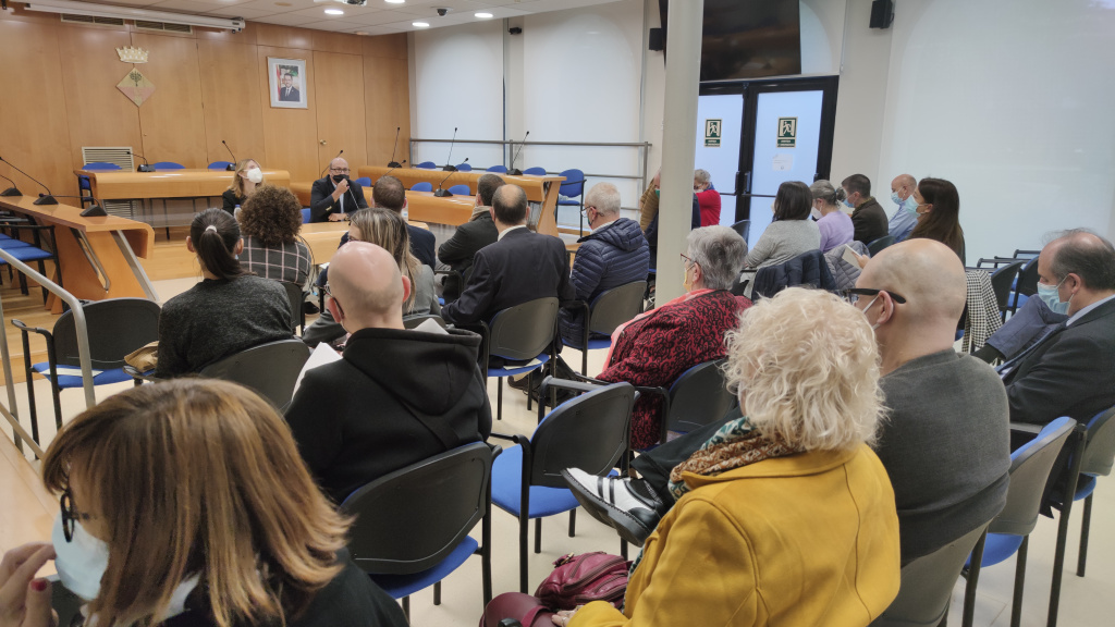 Sala de Plens amb els assistents a la presentació de la guia