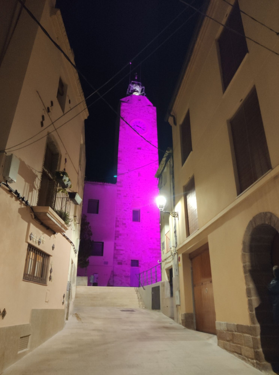 Torre del rellotge il·luminada lila amb motiu del 25N