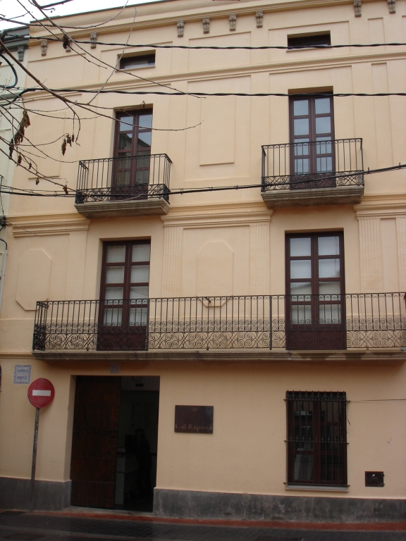 Imatge de l'edifici de Cal Rapissa on està ubicada l'Oficina de Català