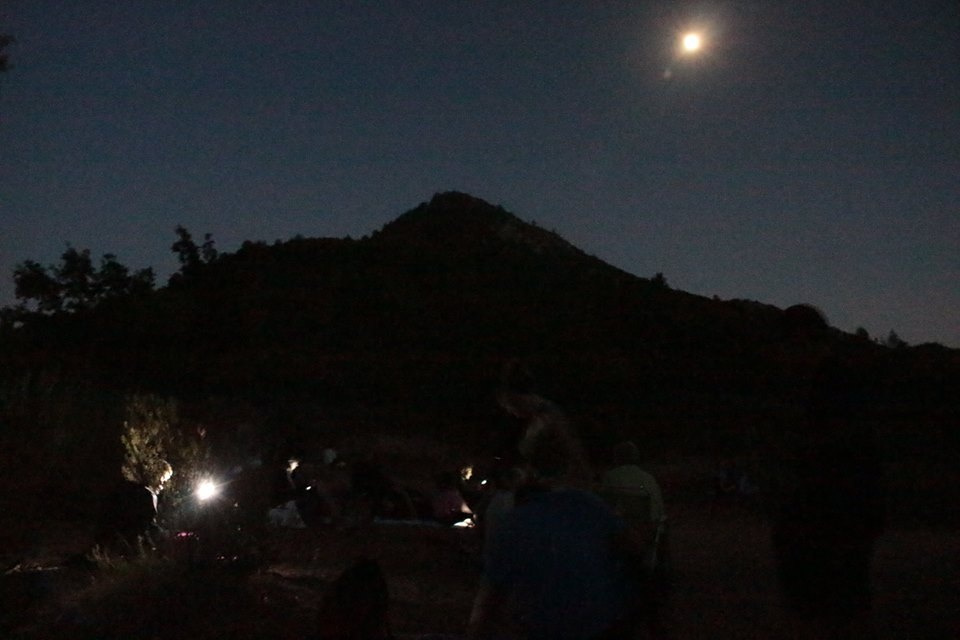 Imatge nocturna de l'excursió que es feia per observar la pluja d'estels