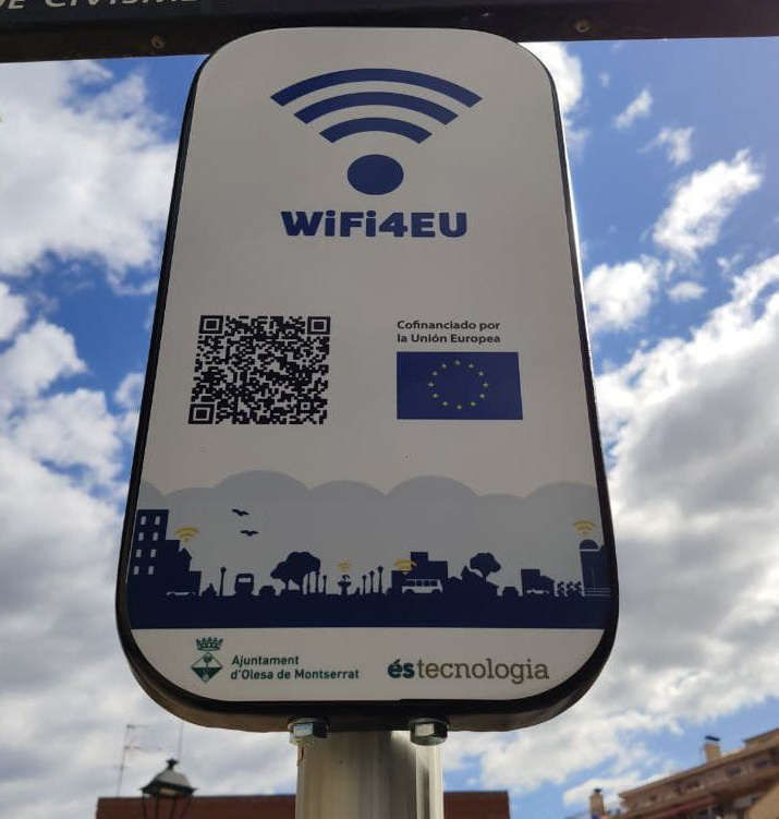 Imatge d'un cartell de carrer indicant la zona wifi de la zona