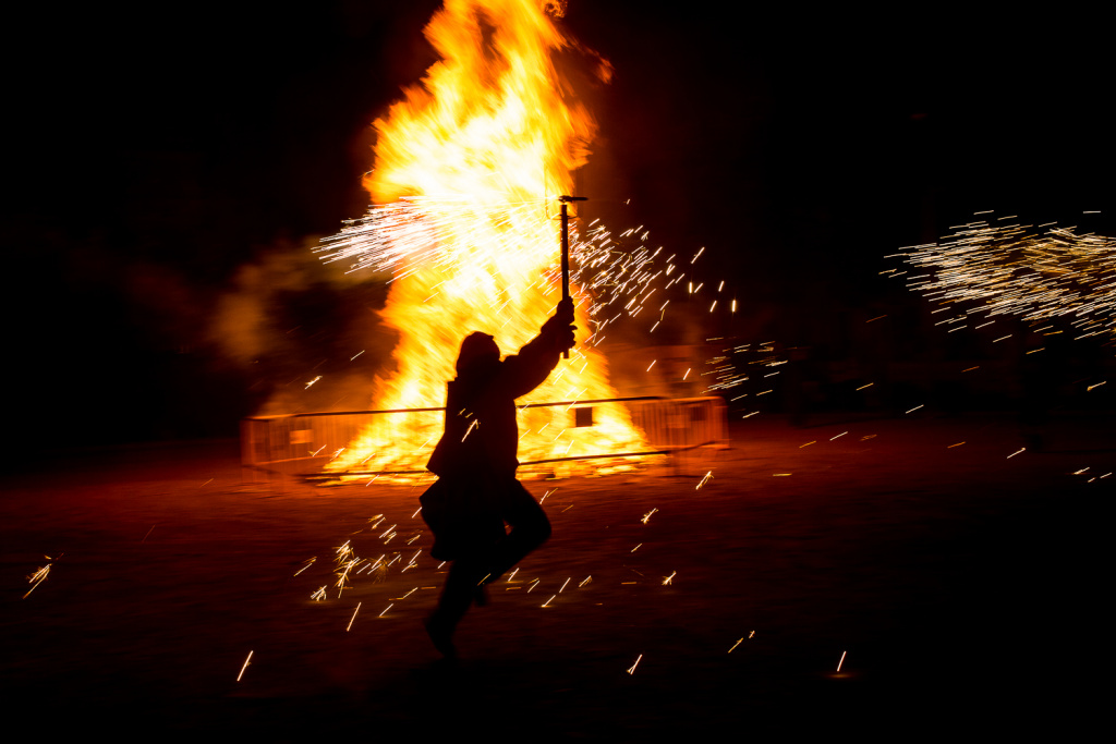 Diable balla davant la Foguera de Sant Joan