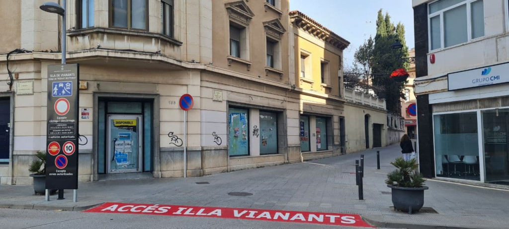 Accés a l'illa de vianants pel carrer de Salvador Casas